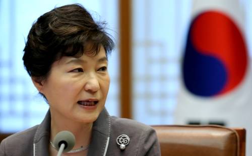 박근혜 대통령이 13일 청와대에서 열린 수석비서관회의에서 "지금 국민들 삶에 어려움이 많은데 광복 70주년의 의미를 살리고 국가 발전과 국민대통합을 이루기 위해 사면을 실시할 필요가 있다고 생각한다"고 발언하고 있다.(사진=연합뉴스)
