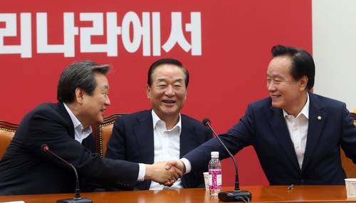 15일 오전 국회에서 열린 새누리당 최고중진연석회의에서 김무성 대표와 이병석 의원이 악수하고 있다.(사진=연합뉴스)