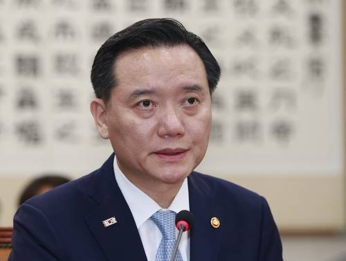 김현웅 법무부장관이 15일 국회에서 열린 법제사법위원회 전체회의에서 의원들의 질의에 답변하고 있다.(사진=연합뉴스)