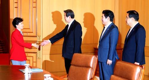 박근혜 대통령이 16일 청와대를 방문한 새누리당 김무성 대표 등 여당 지도부와 인사하고 있다. 왼쪽부터 박근혜 대통령, 김무성 대표, 원유철 원내대표, 김정훈 정책위의장.(사진=연합뉴스)