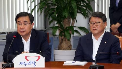 새누리당 김정훈 정책위의장이 15일 오전 국회에서 열린 최고중진연석회의에서 발언하고 있다. 오른쪽은 조원진 수석 부대표.(사진=연합뉴스)