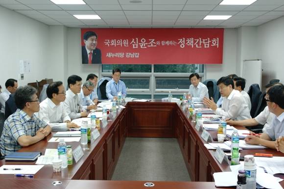 타운홀미팅을 하고 있는 심윤조 의원(사진제공=의원실)