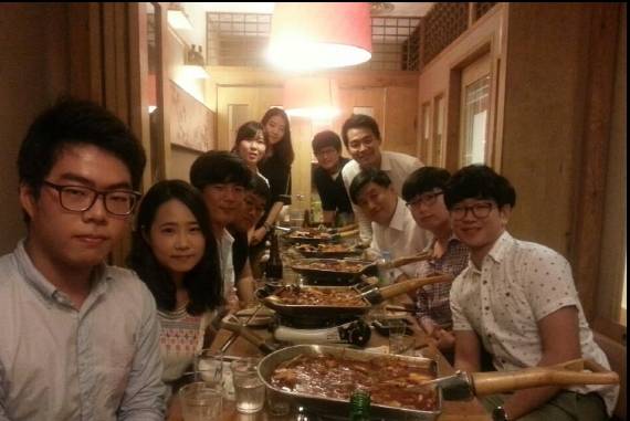 학생들과 호프미팅을 하고 있는 심윤조 의원(사진제공=의원실)
