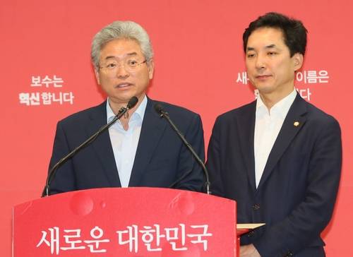 국회 정보위원회 여당 간사인 새누리당 이철우 의원(왼쪽)과 정보위 소속 박민식 의원이 19일 서울 여의도 당사에서 국가정보원 해킹 프로그램 구입과 관련된 국정원 직원 A씨가 자살하기 전 삭제한 자료가 모두 복원될 것이라고 밝히고 있다.(사진=연합뉴스)