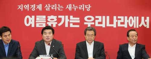 새누리당 원유철 원내대표가 20일 국회에서 열린 최고위원회의에서 국가정보원 해킹 의혹과 관련해 "국회 정보위원회 차원에서 신속하고 정확하게 사실 관계를 확인하는 게 국익을 위해서도, 의혹 해소를 위해서도 올바른 방향"이라고 강조하고 있다. 왼쪽 부터 김태호 최고위원, 원 원내, 김무성 대표, 서청원 최고위원.(사진=연합뉴스)