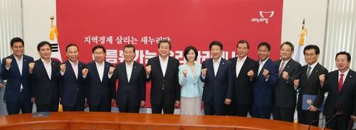 새누리당 김무성 대표와 신임 주요당직자들이 20일 국회에서 열린 임명장 수여식에서 '총선 압승'을 외치며 기념촬영하고 있다. 왼쪽 부터 오신환 재능나눔위원장, 김진태 인권위원장, 박덕흠 중앙연수원장, 이강후 통일위원장, 황진하 사무총장, 김무성 대표, 신의진 대변인, 권성동 전략기획본부장, 홍문표 제1사무부총장, 박종희 제2사무부총장, 길정우 기획위원장, 신동우 지방자치안전위원장, 이장우 대변인.(사진=연합뉴스)