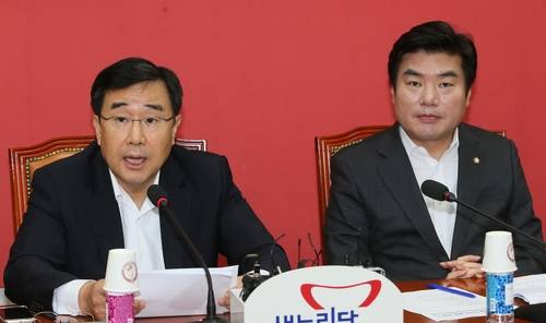 새누리당 김정훈 정책위의장이 21일 국회에서 열린 상임위원장·간사단 연석회의에서 박근혜 대통령의 '4대 개혁' 목표 가운데 하나인 노동개혁에 대해 "선택이 아닌 미래를 위한 필수"라고 말하고 있다. 오른쪽은 원유철 원내대표.(사진=연합뉴스)