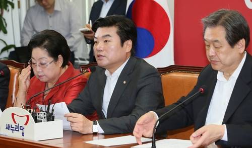새누리당 원유철 원내대표가 22일 국회에서 열린 최고중진연석회의에서 발언하고 있다. 사진 왼쪽은 김을동 최고위원, 오른쪽은 김무성 대표.(사진=연합뉴스)