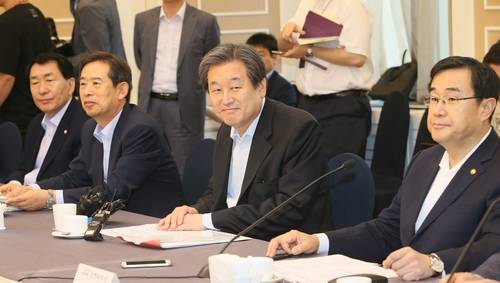 새누리당 김무성 대표가 23일 국회 귀빈식당에서 열린 농어업정책자금 금리인하 대책 당정협의에 참석하고 있다. 오른쪽 부터 김정훈 정책위의장, 김 대표, 안효대, 안상수 의원.(사진=연합뉴스)