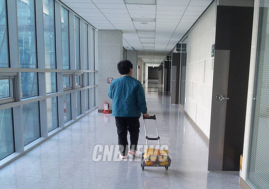 지난 3월2일 CNB와 인터뷰한 신윤순 사할린 강제동원 억류희생자 한국유족회장. 국회 의원회관에서 열린 광복 70주년 기념 '사할린 강제동원 자료 전시회 - 화태에서 온 편지' 자료를 의원실마다 돌리고 있다. 사진=CNB