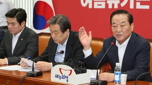 새누리당 서청원 최고위원이 23일 국회에서 열린 최고위원회의에서 국정원 사태 등에 대해 발언하고 있다. 오른쪽 부터 서 최고, 김무성 대표, 원유철 원내대표.(사진=연합뉴스)
