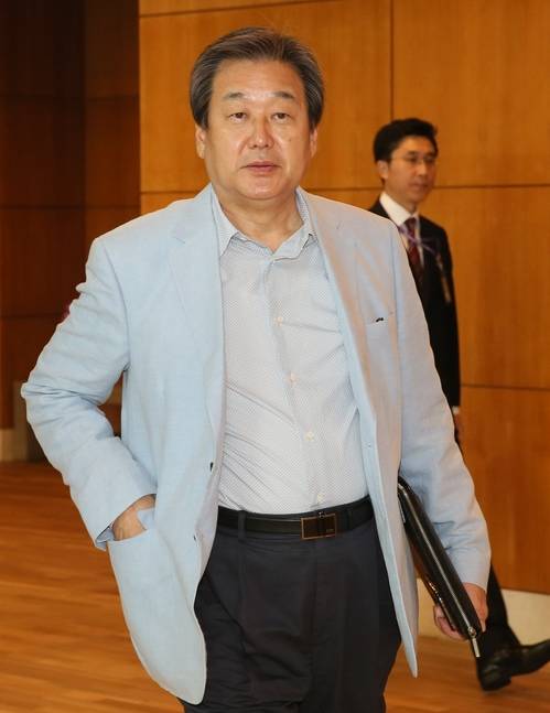 미국 워싱턴·뉴욕·LA 지역을 방문하는 새누리당 김무성 대표가 25일 인천공항을 통해 출국하고 있다.(사진=연합뉴스)