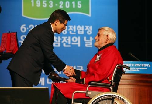황교안 국무총리가 27일 오전 서울 올림픽공원 홀림픽홀에서 열린 6·25 정전협정 체결 62주년이자 '유엔군 참전의 날' 기념식에서 6·25 전쟁 당시 영국 제28여단병으로 휴전선 부근 전투에서 싸운 윌리엄 스피크던씨에게 태극무공훈장을 수여하고 있다.(사진=연합뉴스)