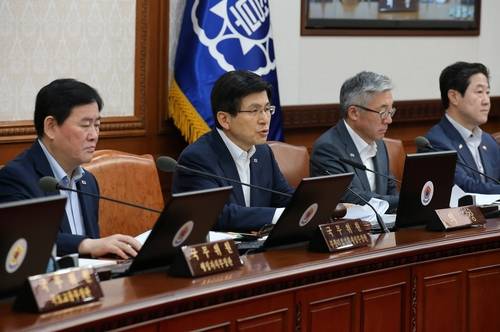 황교안 국무총리가 28일 오전 정부서울청사에서 열린 국무회의를 주재해 모두발언을 하고 있다.(사진=연합뉴스)