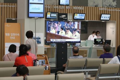 정부가 중동호흡기증후군(메르스) 사태가 사실상 끝났음을 선언한 28일 서울 일원동 삼성서울병원 로비에서 내원객들이 메르스 종식 관련 방송뉴스를 지켜보고 있다.(사진=연합뉴스)