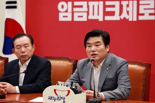 새누리당 원유철 원내대표가 30일 오전 서울 여의도 국회에서 열린 최고위원회의에 참석해 모두 발언을 하고 있다.(사진=연합뉴스)