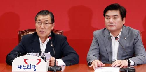 새누리당 황진하 사무총장(왼쪽)이 29일 오전 서울 여의도 국회 대표최고위원회실에서 열린 최고중진연석회의에서 모두 발언을 하고 있다.(사진=연합뉴스)