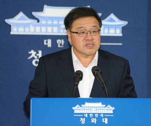 안종범 경제수석이 3일 청와대 춘추관에서 경제관련 월례브리핑을 하고 있다.(사진=연합뉴스)