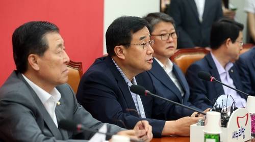 새누리당 김정훈 정책위의장이 4일 오전 국회에서 열린 원내대책회의서 발언하고 있다.(사진=연합뉴스)