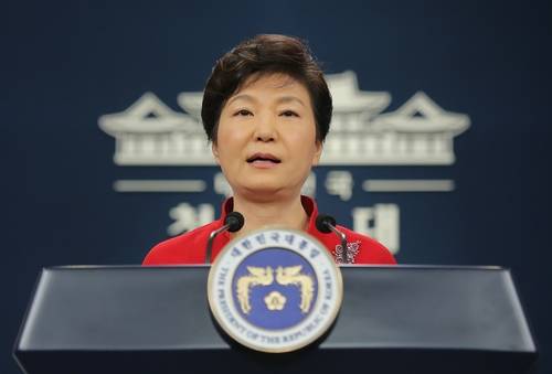 박근혜 대통령이 6일 오전 청와대 춘추관 브리핑룸에서 대국민 담화를 발표하고 있다.(사진=연합뉴스)