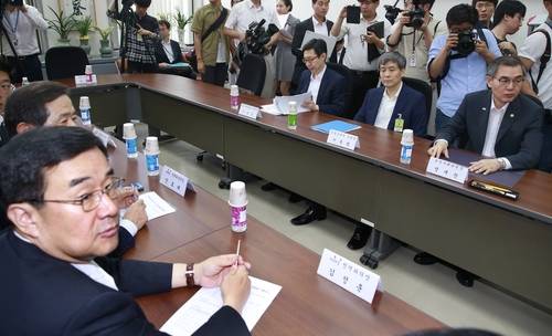 정재찬 공정거래위원장(오른쪽)이 6일 오후 국회에서 열린 롯데 등 대기업 소유구조 관련 당정협의에서 회의 시작을 기다리고 있다. 왼쪽은 새누리당 김정훈 정책위의장.(사진=연합뉴스)