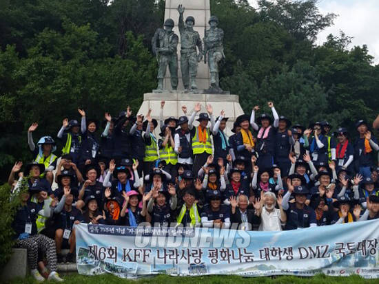 7일 강원 양구 전쟁기념관 앞에서 신재준 회장과 국토대장정 참가 대학생들이 기념촬영을 하며 손을 흔들고 있다.