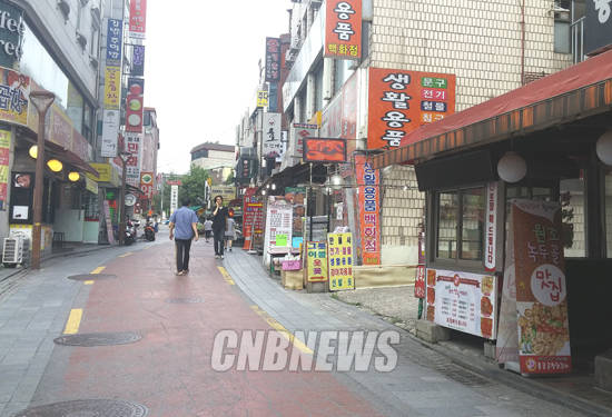서울 신림동 녹두거리. 이름과는 달리 녹두전을 파는 가게가 거의 보이지 않는다.(사진=CNB)
