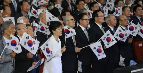 박근혜 대통령과 이명박 전 대통령 등 참석자들이 15일 세종문화회관에서 열린 제70주년 광복절 중앙경축식에서 광복절 노래를 부르고 있다.(사진=연합뉴스)