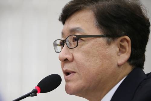 정진엽 보건복지부 장관 후보자가 24일 국회 보건복지위원회에서 진행된 인사청문회에서 의원들의 질의에 답변하고 있다.(사진=연합뉴스)