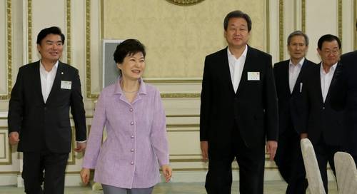 박근혜 대통령이 26일 청와대에서 열린 새누리당 국회의원 초청 오찬에 김무성 대표 등 지도부와 함께 참석하고 있다. 왼쪽부터 원유철 원내대표, 박근혜 대통령, 김무성 대표, 김관진 국가안보실장, 이병기 비서실장.(사진=연합뉴스)