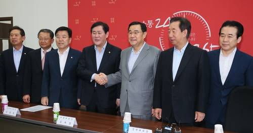 새누리당 김정훈 정책위의장(오른쪽 세번째)과 최경환 기획재정부 장관이 27일 국회에서 열린 2016년도 예산안 당정협의에 앞서 악수하고 있다. 왼쪽부터 안효대 정책위부의장, 김재경 예결위원장, 김광림 정책위부의장, 최 장관, 김 정책위의장, 김성태 예결위 여당 간사, 나성린 정책위 민생119본부장.(사진=연합뉴스)