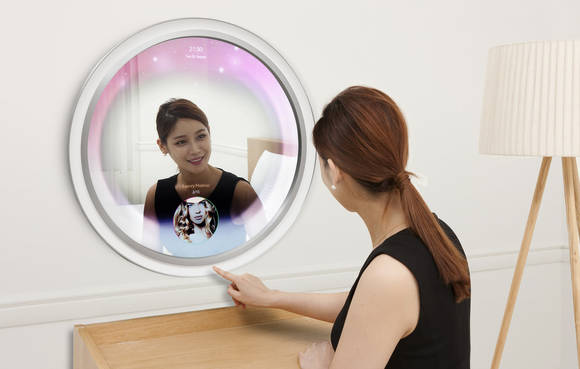 삼성전자 모델이 IFA 2015에 공개될 미러 디스플레이를 선보이고 있다. (사진제공=삼성전자)