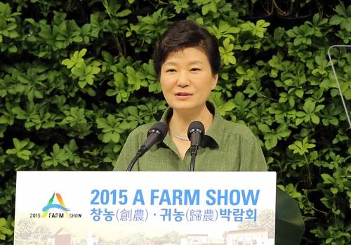 박근혜 대통령이 28일 오전 서울 서초구 양재동 aT센터에서 열린 '2015 A FARM SHOW 창농·귀농 박람회' 개막식에서 축사를 하고 있다.(사진=연합뉴스)