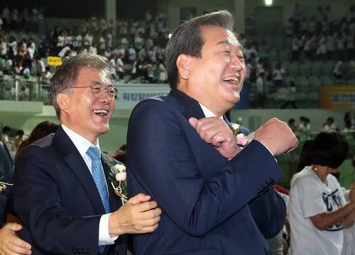새누리당 김무성 대표(오른쪽)가 2일 서울 장충체육관에서 열린 2015가정어린이집 보육인대회에서 새정치민주연합 문재인 대표가 사회자의 안내에 따라 겨드랑이를 간지럽히자 양팔을 움추리며 활짝 웃고 있다.(사진=연합뉴스)