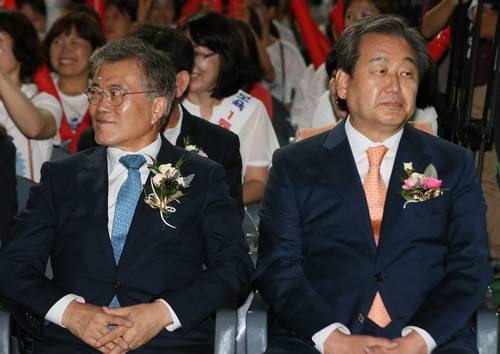 새누리당 김무성 대표(오른쪽)와 새정치민주연합 문재인 대표가 2일 서울 장충체육관에서 열린 2015가정어린이집 보육인대회에서 나란히 앉아 있다.(사진=연합뉴스)