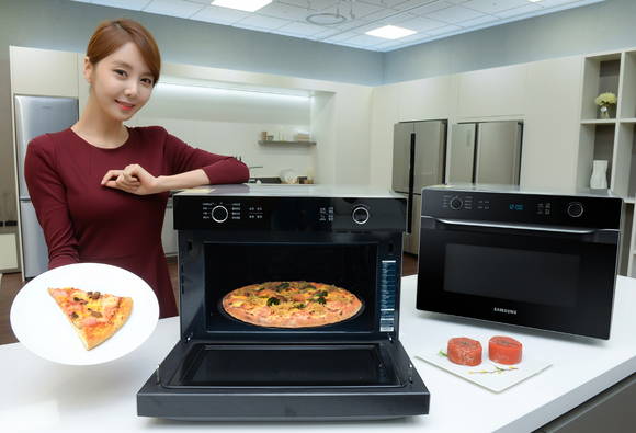 강력한 열풍을 쏟아내는 ‘핫블라스트(HotBlast)’ 기능을 갖춘 유러피언 오리지널 ‘삼성 스마트오븐’ 신모델. (사진제공=삼성전자)
