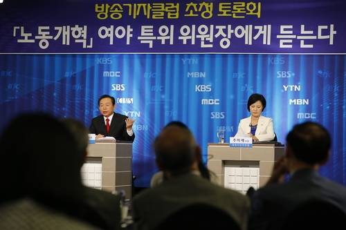 이인제 의원(왼쪽)과 추미애 의원이 23일 오전 서울 세종홀에서 열린 방송기자클럽 토론회에서 노동개혁을 주제로 토론하고 있다.(사진=연합뉴스)