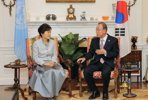 박근혜 대통령이 25일(현지시간) 오후 미국 뉴욕 유엔사무총장 관저에서 반기문 사무총장을 면담하고 있다.(사진=연합뉴스)