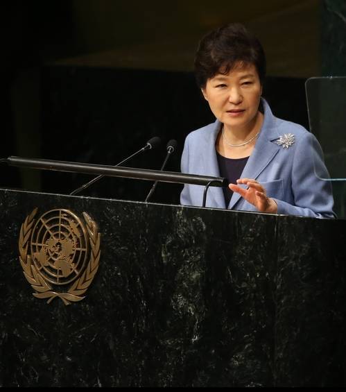 유엔 개발정상회의 및 제70차 총회 참석차 미국 뉴욕을 방문 중인 박근혜 대통령이 28일(현지시간) 유엔본부에서 열린 유엔총회에서 기조연설을 하고 있다.(사진=연합뉴스)