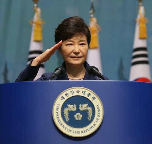 박근혜 대통령이 1일 계룡대 대강당에서 열린 건군 제67주년 기념식에 참석해 거수경례를 하고 있다.(사진=연합뉴스)