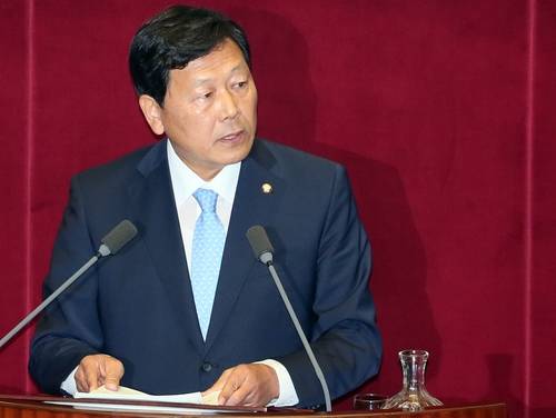 13일 열린 국회 본회의 정치 분야 대정부질문에서 새정치민주연합 강동원 의원이 '부정선거'를 주장하고 있다.(사진=연합뉴스)
