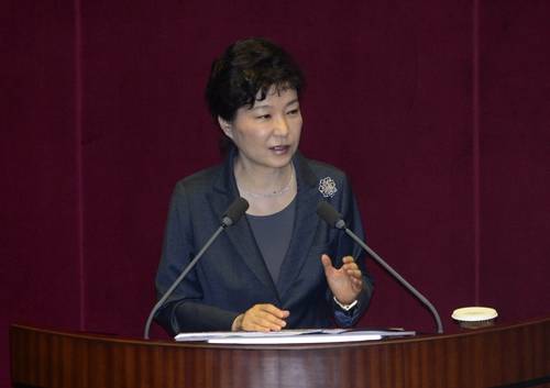 박근혜 대통령이 27일 국회 본회의장에서 내년도 예산안 시정연설을 하고 있다.(사진=연합뉴스)