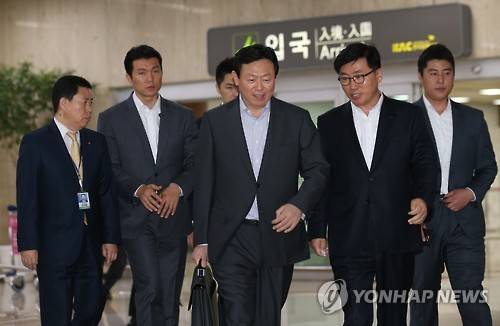 경영권 분쟁 중인 롯데그룹 신동빈 회장이 지난 28일 오후 서울 김포국제공항을 통해 밝은 표정으로 귀국하고 있다.(사진=연합뉴스)