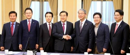 새누리당 김정훈 정책위원장, 김용태 정무조정위원장과 임종룡 금융위원장, 진웅섭 금융감독원장 등이 2일 국회 귀빈식당에서 가맹점 카드수수료 인하 협의를 위해 만나 악수하고 있다. 왼쪽부터 박대동, 강석훈, 나성린 의원, 김정훈, 임종룡, 김용태, 진웅섭.(사진=연합뉴스)