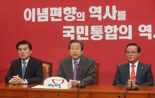 새누리당 김무성 대표가 4일 오전 국회에서 열린 최고중진연석회의에서 모두발언 하고 있다. 왼쪽부터 원유철 원내대표, 김 대표, 정갑윤 의원.(사진=연합뉴스)