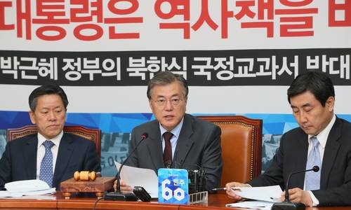 새정치민주연합 문재인 대표가 4일 국회에서 열린 최고위원회의에서 발언하고 있다. 왼쪽부터 주승용 최고위원, 문 대표, 이종걸 원내대표.(사진=연합뉴스)