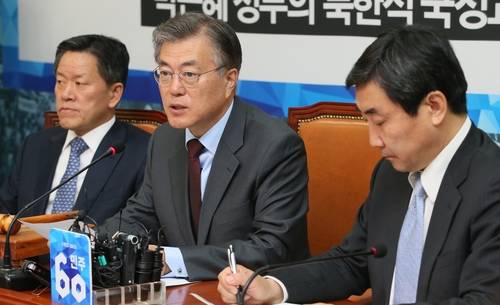 새정치민주연합 문재인 대표가 4일 국회에서 열린 최고위원회의에서 발언하고 있다. 왼쪽부터 주승용 최고위원, 문 대표, 이종걸 원내대표.(사진=연합뉴스)