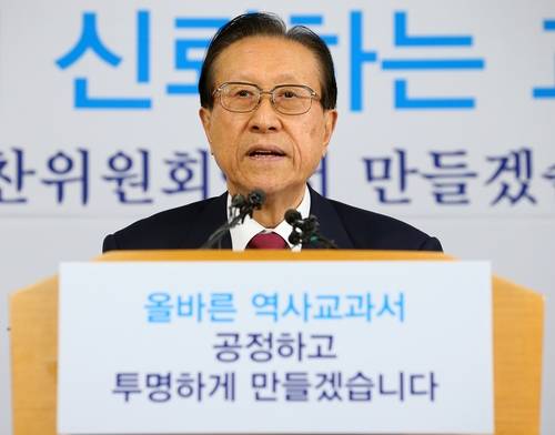 김정배 국사편찬위원장이 4일 오전 서울 세종로 정부서울청사 브리핑룸에서 역사교과서 집필기준과 집필진 구성에 관한 기자회견을 하고 있다.(사진=연합뉴스)