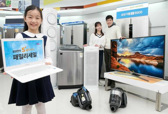 삼성전자 모델들이 20일 삼성 디지털프라자 홍대점에서 ‘삼성전자 S 골드러시 패밀리 세일’을 소개하고 있다. (사진제공=삼성전자)