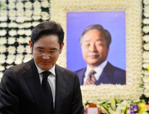 이재용 삼성전자 부회장이 23일 오후 서울대병원에 마련된 고(故) 김영삼 전 대통령 빈소에서 조문하고 나서 돌아서고 있다.(사진=연합뉴스)